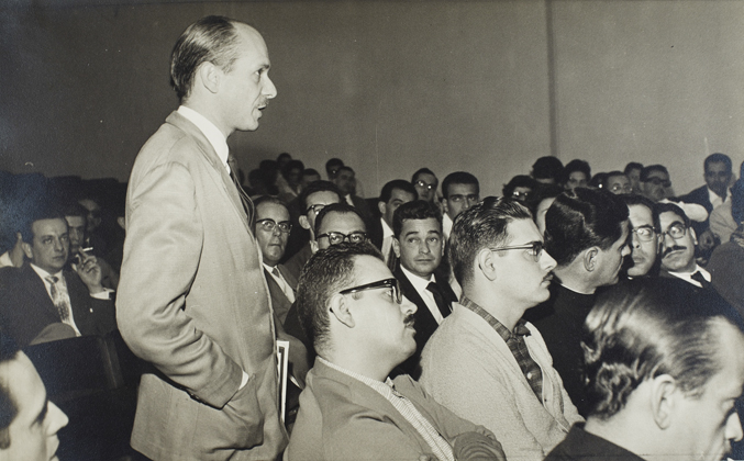 Antonio Candido com os irmãos Campos sentados à sua frente, no Segundo Congresso Brasileiro de Crítica e História Literária. Faculdade de Filosofia, Ciências e Letras de Assis, 24 a 30 de julho de 1961