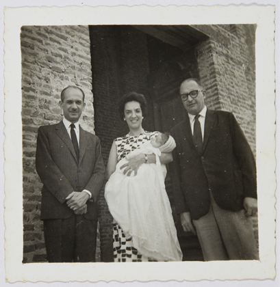 Antonio Candido, Gilda de Mello e Souza e Jorge de Sena no batizado de Maria José de Sena, de quem são padrinhos. Araraquara, 1963