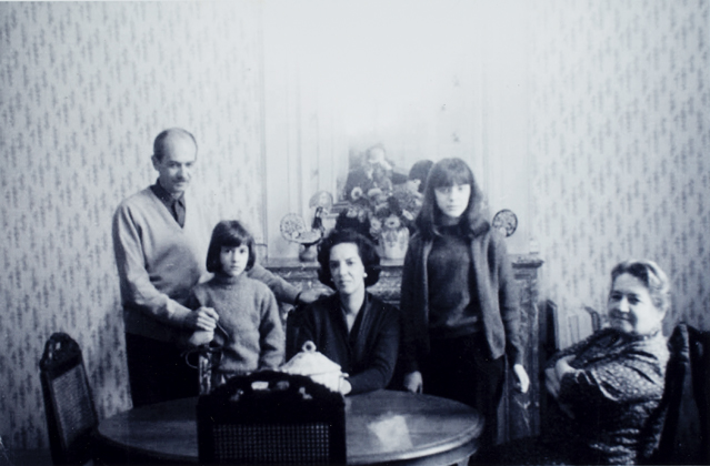Antonio Candido no segundo apartamento que ocuparam na estadia em Paris, na Avenue de La Motte-Picquet, com Marina (filha caçula do casal), Gilda, Laura e Hilda Correia Rocha, mãe de Gilda, em 1956