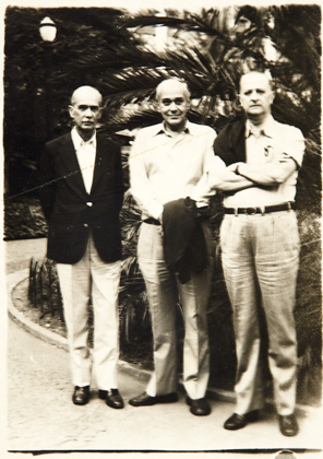 Antonio Candido, Paulo Emílio Salles Gomes e Decio de Almeida Prado no jardim do Anhangabaú. São Paulo, 7 de maio de 1977 (Provavelmente o último retrato de Paulo Emílio)