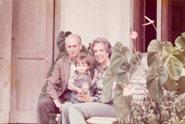 Antonio Candido e Gilda de Mello e Souza com a neta Dora Vergueiro na casa de Poços de Caldas em fins dos anos de 1970