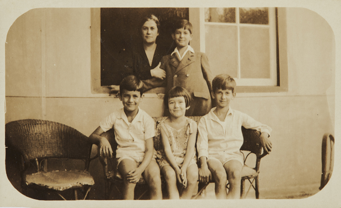 Clarisse com os filhos Antonio, Roberto e Miguel, e uma prima. Poços de Caldas, 1930