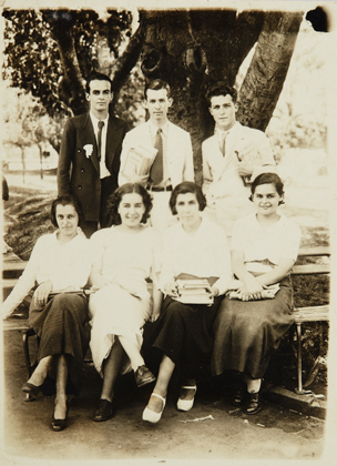 Candido com os colegas do 5º ano do Ginásio, na praça da Igreja de São João da Boa Vista, 1935