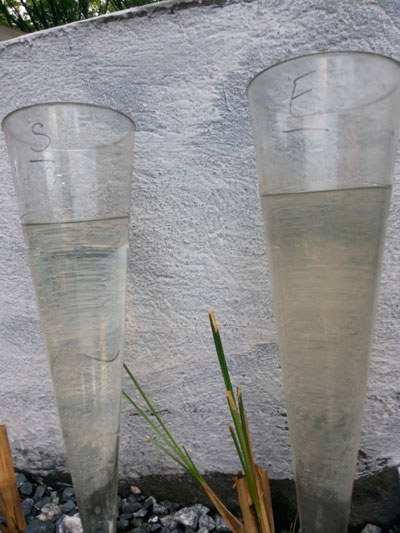 Comparação visual entre água potável (à esq.) e efluente tratado da ETE experimental (à dir.) - Foto: Divulgação