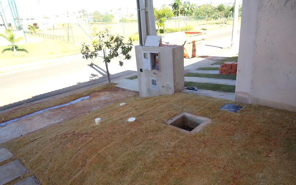 Cisterna que recebe a água da chuva fica enterrada na frente da casa - Foto: Divulgação / ICMC