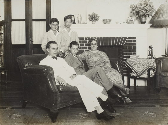 A família na sala de estar da casa de Poços de Caldas. Da esquerda para a direita: Roberto e Miguel (em pé), Aristides, Antonio e Clarisse (sentados). Cerca de 1935