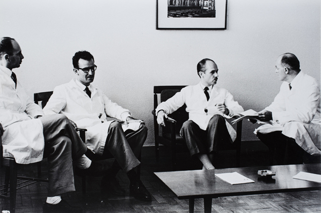 Na Faculdade de Filosofia, Ciências e Letras de Assis, com os professores Rolando Morel Pinto, Neif Safady e Antônio Soares Amora, em 1958
