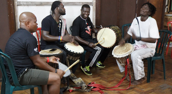 Grupo Esperança, do Togo, em aula na Ocupação Cambridge - Sylvia Caiuby Novaes