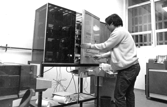 Engenheiro da Poli opera o Patinho Feio, o primeiro computador brasileiro - Foto: Kenji/AE