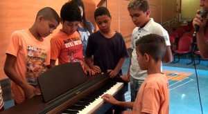 Crianças descobrem a música na teoria e na prática