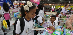 “Clubes de leitura infantil por assinatura são nova terceirização da educação”, diz professor da USP