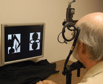 Eye-tracker: aparelho que monitora a movimentação ocular durante uma sessão de testes de memória - Foto: Brandee Winstead