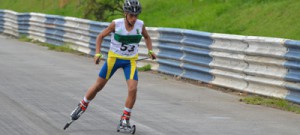 Projeto social ensina esqui na rua para crianças e adolescentes