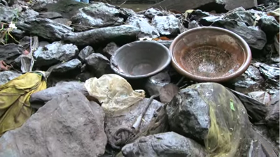 Vestígios de oferendas ou despachos deixados nas matas ou nos leitos dos rios - Foto: Youtube