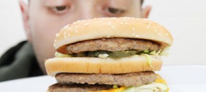 Consumo de ultraprocessados é a ameaça principal no crescimento da obesidade no Brasil