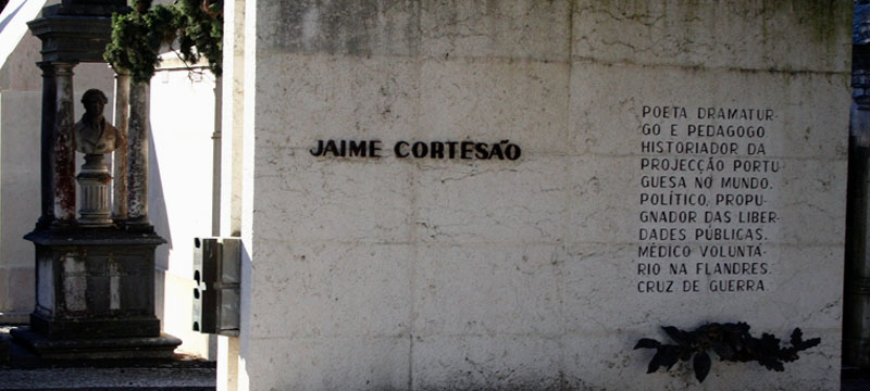 Túmulo de Jaime Cortesão no Cemitério dos Prazeres, em Lisboa - Foto: Wikimedia Commons