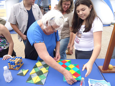 Senhora jogando dominó de cores (Banca da Cência Participa da SBPC em São Carlos) - Foto: Divulgação