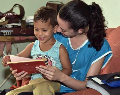 Em visitação às casas, os jornadeiros dão assistência às crianças - Foto: Juca Rodrigues