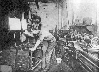 Um operário na Tabor Company, uma empresa onde a teoria de Frederick Taylor foi aplicada na prática, por volta de 1905 - Foto: Wikimedia Commons