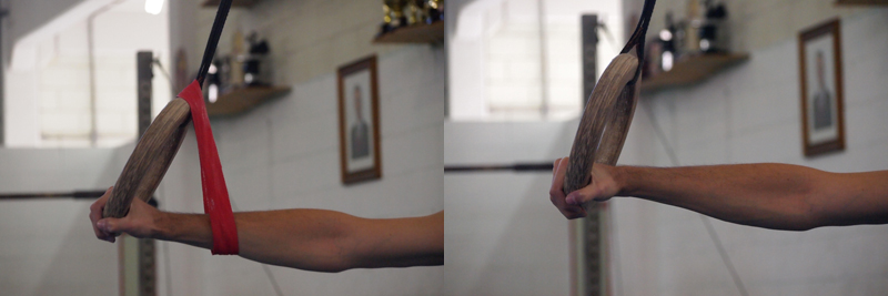 Modelo de empunhadura com auxílio da fita durante o crucifixo nas argolas de treino - Fotos: Cedidas pelo pesquisador Paulo Carrara