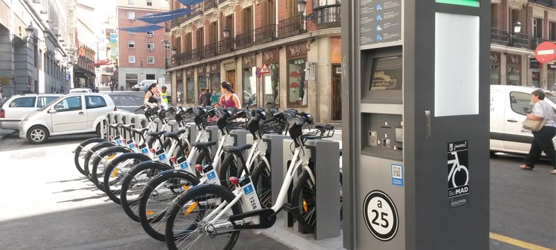 Sistema BiciMAD de bicicletas elétricas compartilhadas em Madrid, Espanha. Fonte: Spotahome (2014)