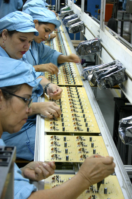 Funcionários de fábrica de componentes montam placas de áudio e vídeo, em Manaus, AM - Foto: Alberto César Araújo/Folhapress via Revista IEA