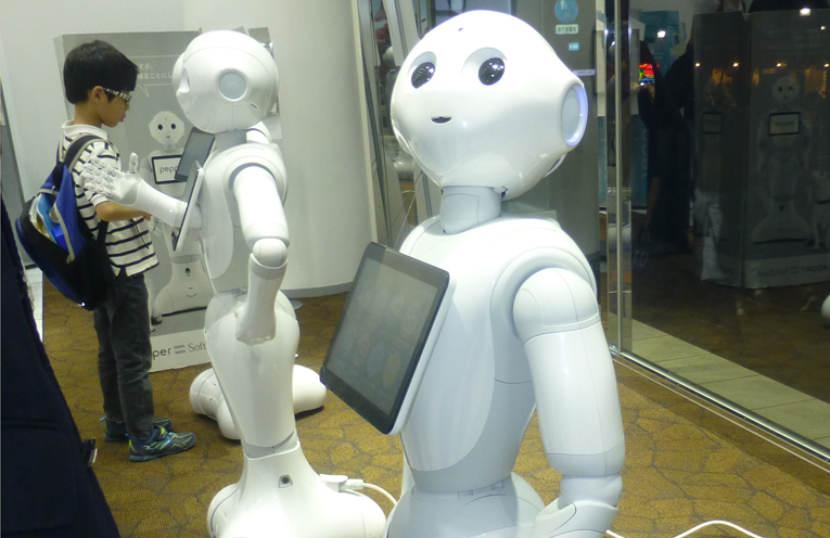 Robô modelo Pepper, que reproduz os movimentos humanos Foto: Nesnad/Wikimedia Commons 