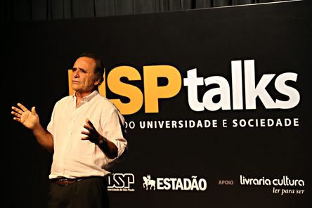 Augusto Damineli durante o USP Talks: "Origens da vida e do universo" - Foto: Cecília Bastos/USP Imagens