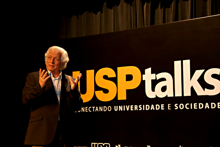 João Steiner durante o USP Talks: "Origens da vida e do universo" - Foto: Cecília Bastos/USP Imagens