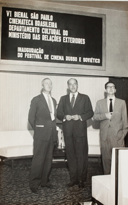 Paulo Emílio, ao centro, na inauguração do Festival de Cinema Russo e Soviético, em 1961 - Foto: Divulgação/Cinemateca