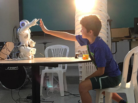 Proposta não é substituir o professor em sala de aula, mas usar o robô como uma ferramenta de apoio ao ensino - Foto: Divulgação/SC