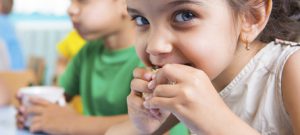 Crianças com alergia alimentar requerem atenção