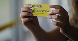 Governo estuda parcelar precatórios para bancar o Auxílio Brasil