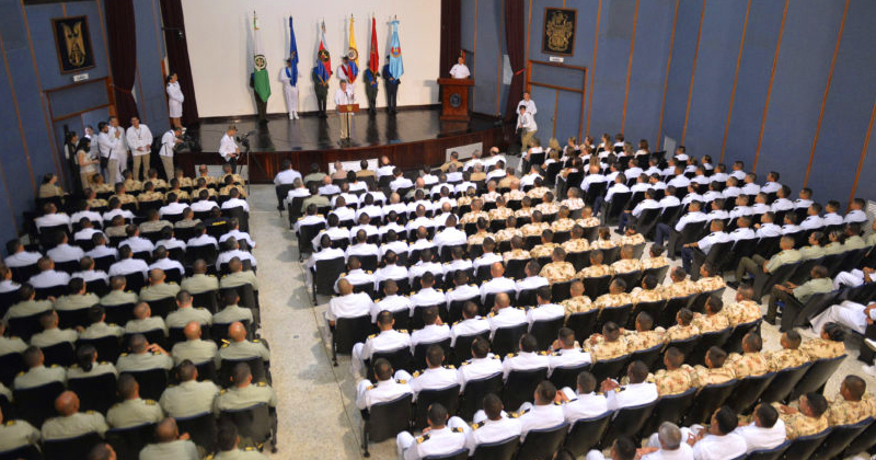 O presidente da Colômbia, Juan Manuel Santos, oficiais das forças armadas e autoridades, ao divulgar que o acordo de paz com as FARC - Foto: Juan David Tena / SIG - Fotos Públicas