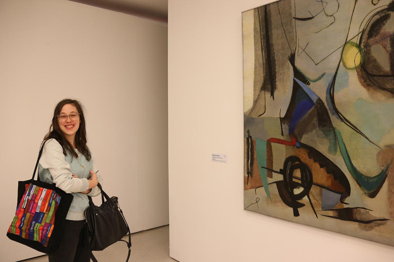 Marina Barzon: “São quadros que são uma referência da arte moderna e contemporânea” - Foto: Cecília Bastos/USP Imagens