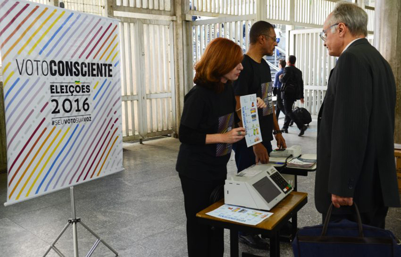 Campanha de conscientização do eleitor em relação às eleições municipais, organizada pelo Tribunal Regional Eleitoral na estação da Sé, região central - Foto: Rovena Rosa/Agência Brasil