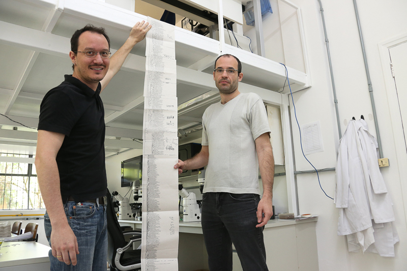 Prof. Dr. Daniel José Galafasse Lahr e Paulo Gonzales Hofstatter do laboratório do IB-USP. foto Cecília Bastos/Usp Imagens