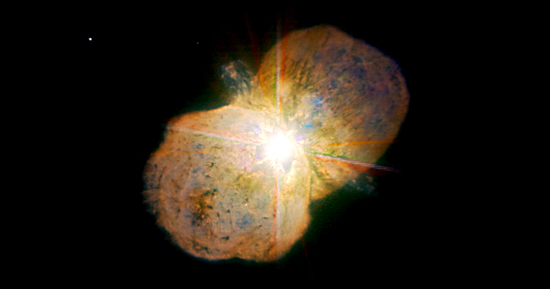 A nebulosa do Homúnculo, ejetada por eta Carinae em 1843, hoje mil vezes maior que o sistema binário em seu centro - Foto: ESO