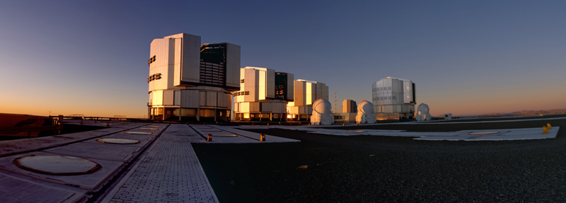 Três dos telescópios auxiliares que compõem o interferômetro do ESO (VLTI) - Foto: Gerd Weigelt