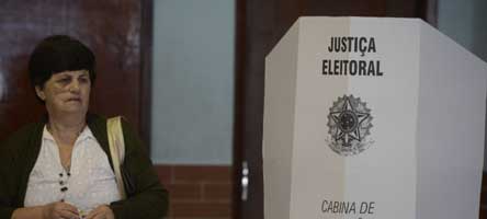 Rio de Janeiro - Manhã de votação com urnas biométricas, no Colégio Itapuca, em Niteroi. (Tânia Rêgo/Agência Brasil)