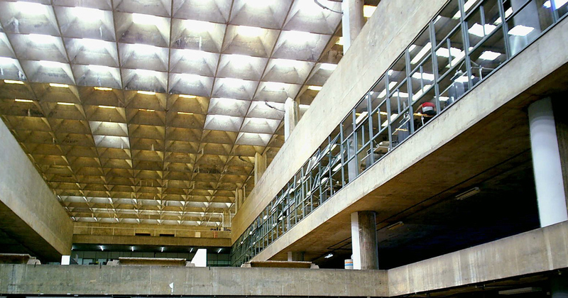 Edifício da Faculdade de Arquitetura e Urbanismo (FAU) - Foto: Gabriel Fernandes via Wikimedia Commons