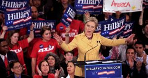 Problemas na campanha de Hillary são ofuscados pelos pontos negativos de Trump, afirma colunista