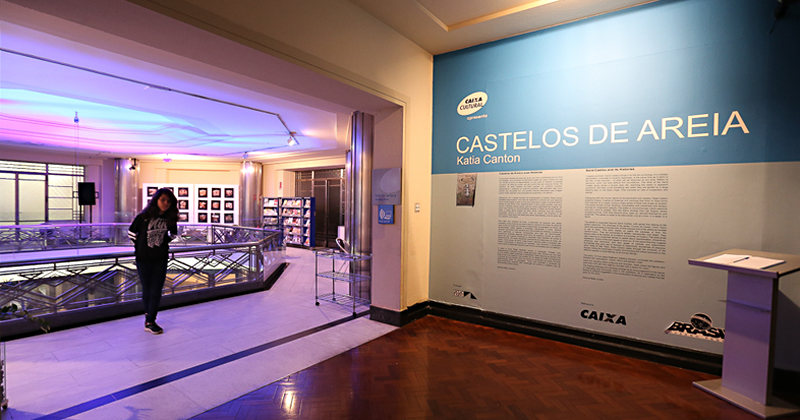 A exposição Castelos de Areia reúne 80 obras de Katia Canton