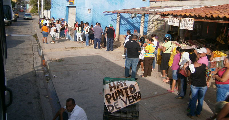 Fila para compra de alimentos na Venezuela - Foto: Wikimedia Commons