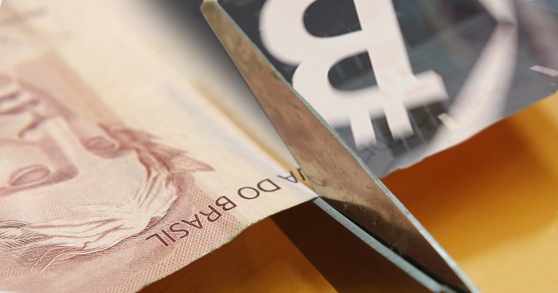 O dinheiro de papel no mundo digital se reinventa - Montagem sobre foto de Marcos Santos/USP Imagens