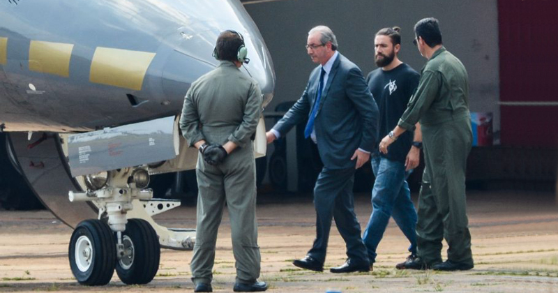 Eduardo Cunha, embarca para Curitiba após ser preso pela Polícia Federal - Wilson Dias/Agência Brasil