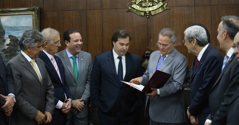 O presidente da Câmara, Rodrigo Maia entrega ao presidente do Senado, Renan Calheiros, a PEC aprovada - Foto: Fabio Rodrigues Pozzebom/Agência Brasil