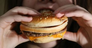 Aumento no número de refeições está relacionado com obesidade no Brasil