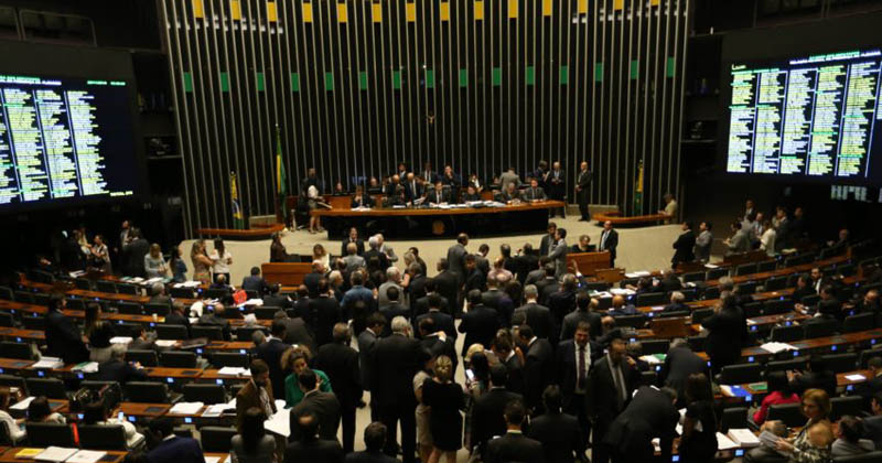 Brasília - Plenário da Câmara segue discutindo outras matérias enquanto aguarda definição sobre a votação das 10 medidas contra a corrupção (Fabio Rodrigues Pozzebom/Agência Brasil)