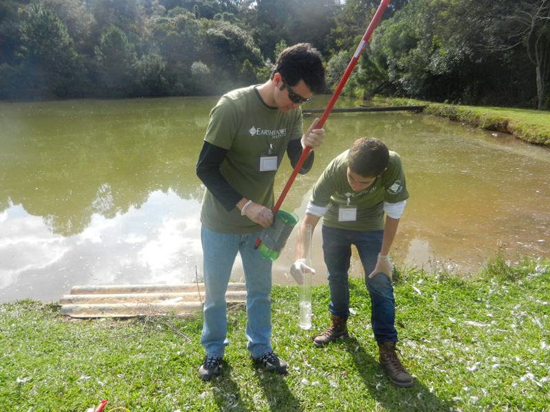 Demonstração da coleta no dia de treinamento dos voluntários realizado em Curitiba - Foto: Cedida pelo pesquisador